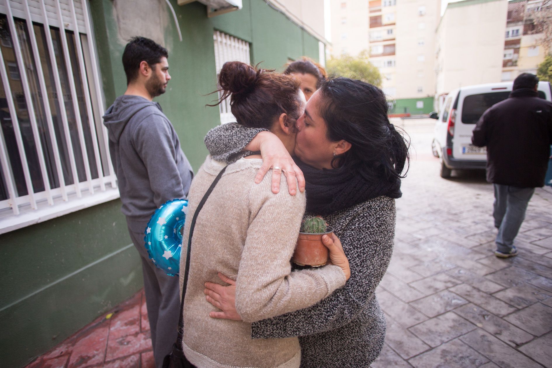 Natalia se abraza a una amiga al salir de la vivienda. / JUAN CARLOS TORO.