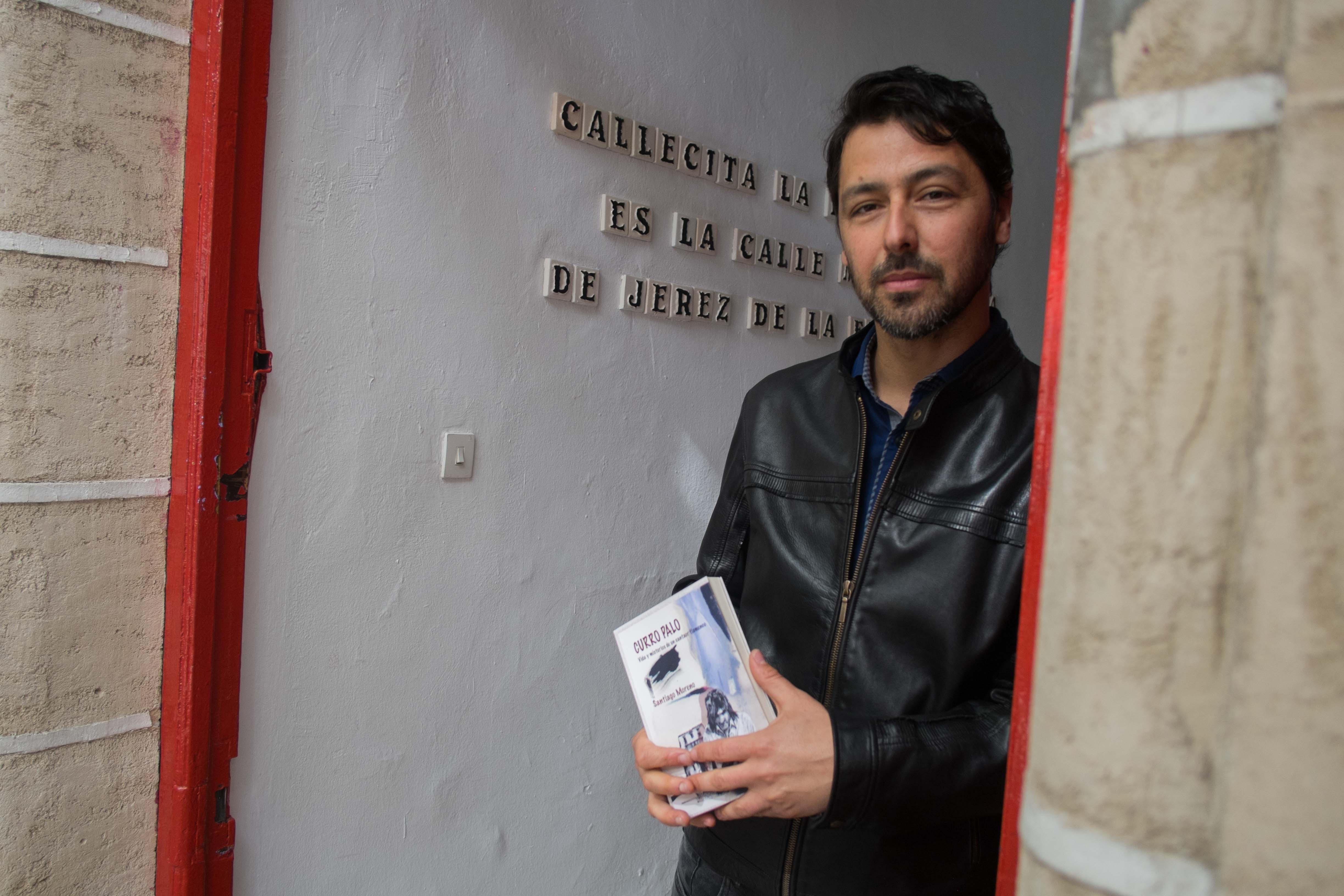 Santiago Moreno posa con su libro 'Curro Palo'. / MANU GARCÍA.