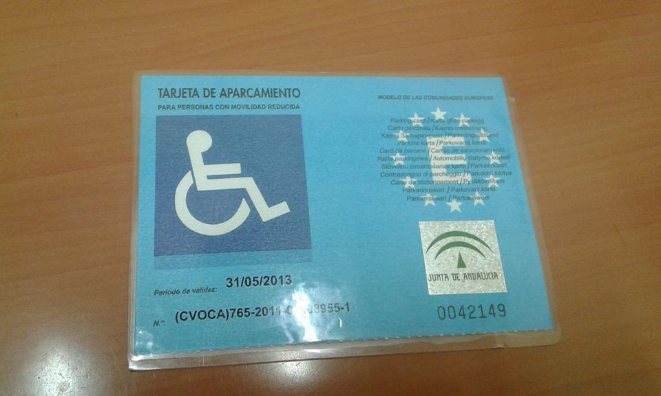 Una tarjeta de estacionamiento para personas con movilidad reducida.