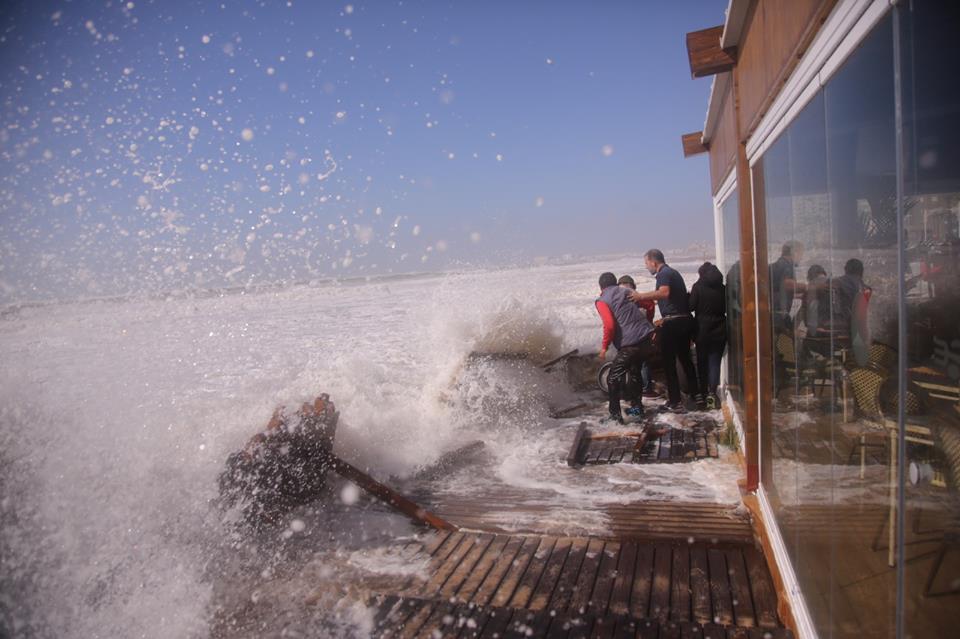 El mar alcanzando un chiringuito en Cádiz. FOTO: JUAN CARLOS TORO
