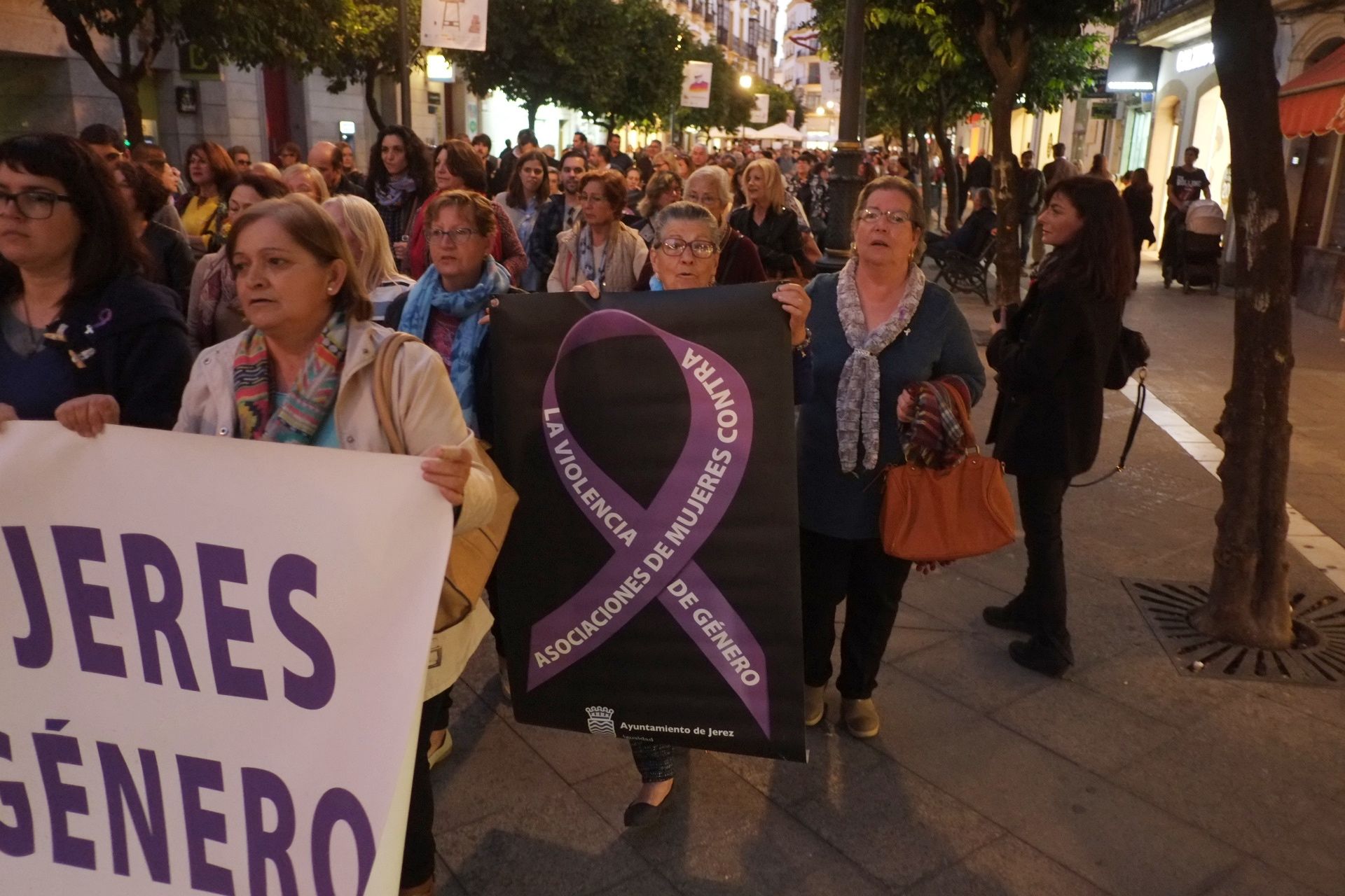 Una manifestación contra la violencia de género celebrada en Jerez. FOTO: MANU GARCÍA.