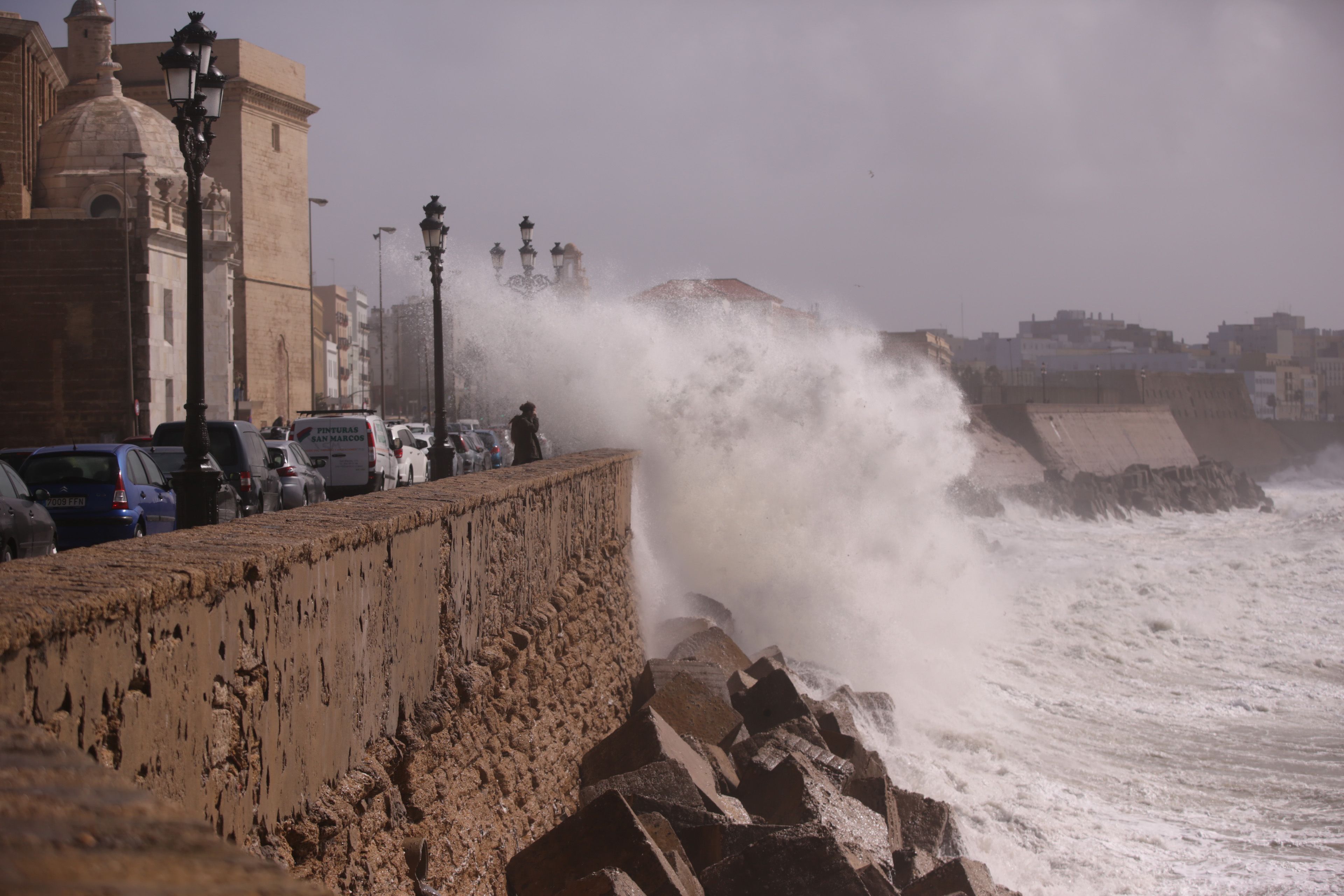 Grandes olas en Cádiz, en una imagen de archivo.