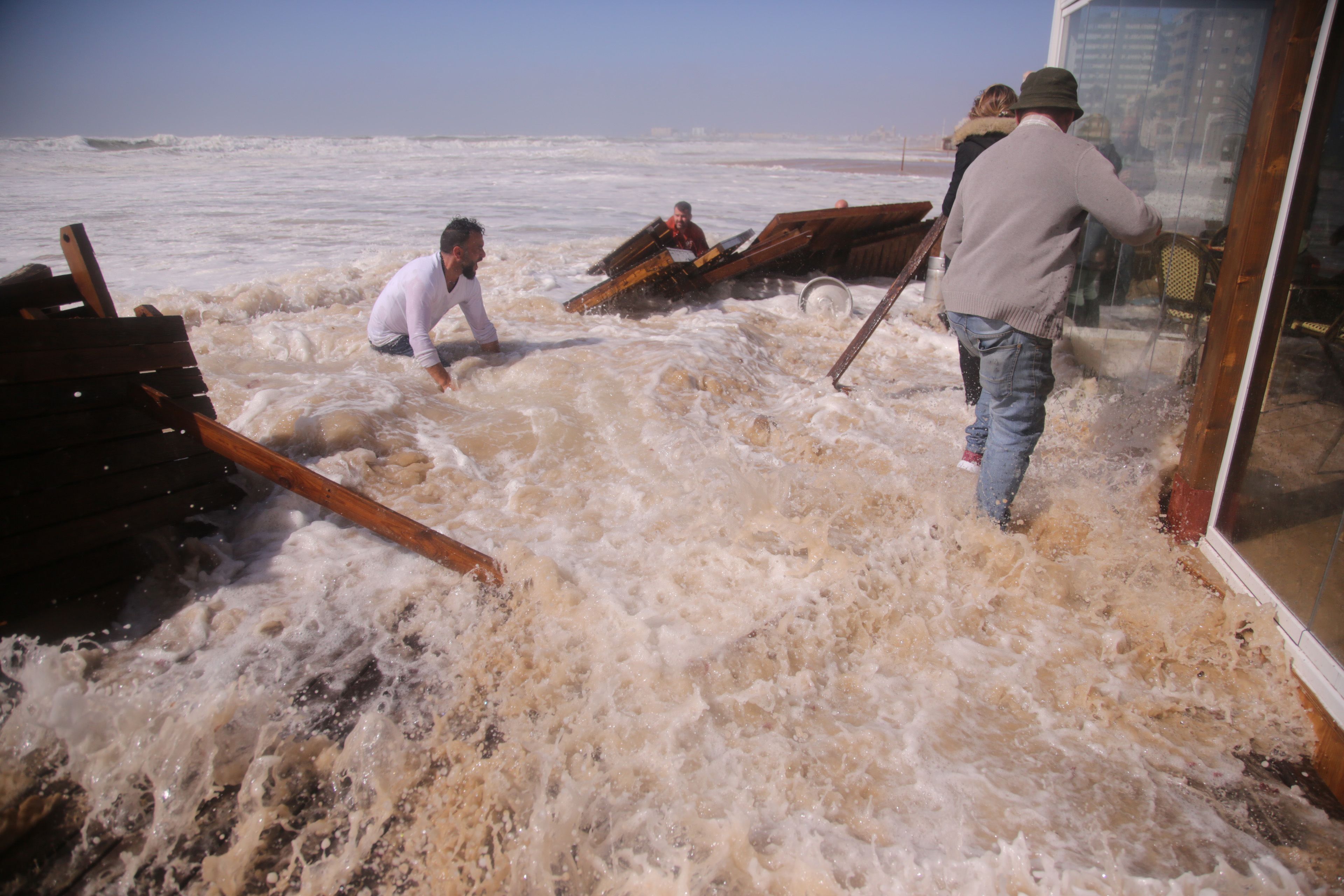Agua entrando sin control en un chiringuito de las playas urbanas de la capital gaditana. FOTO: Juan Carlos TORO