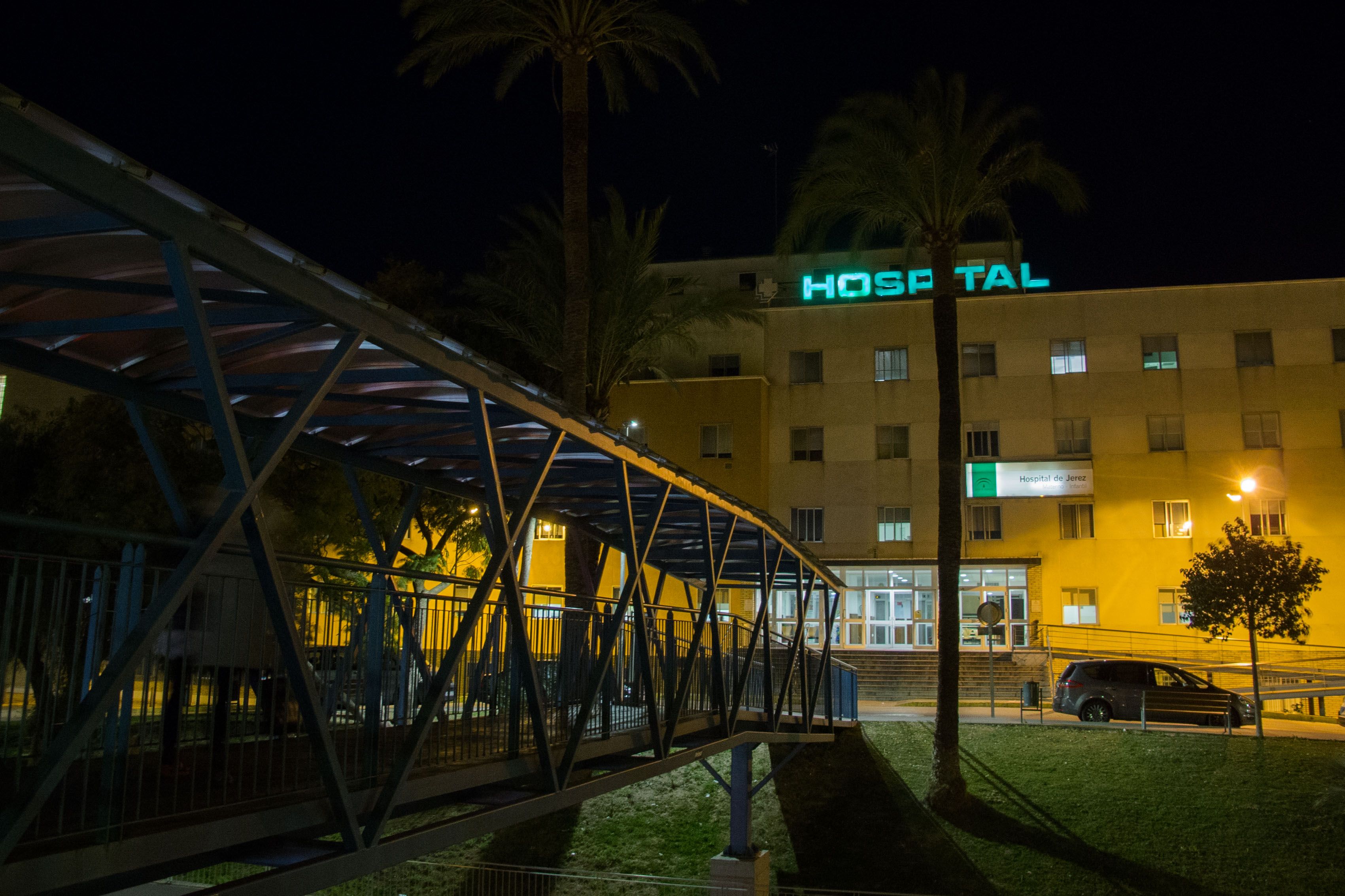 Una imagen nocturna del Hospital de Jerez.