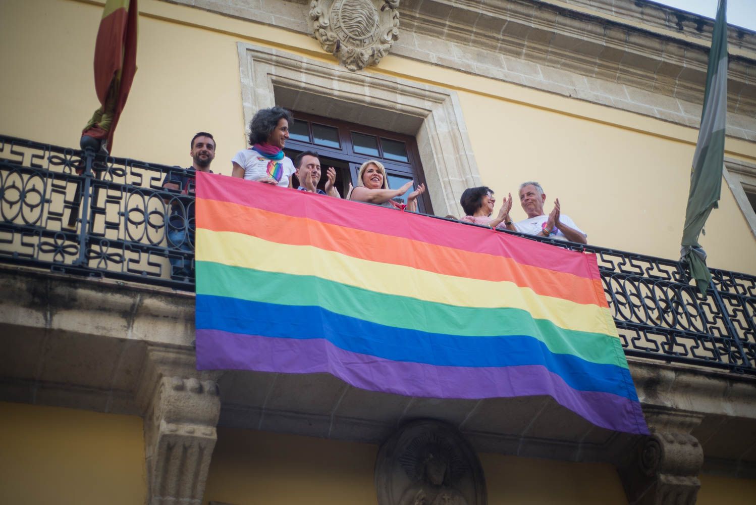 Presentación de una bandera arcoíris en Jerez durante la celebración de la Semana del Orgullo.    MANU GARCÍA