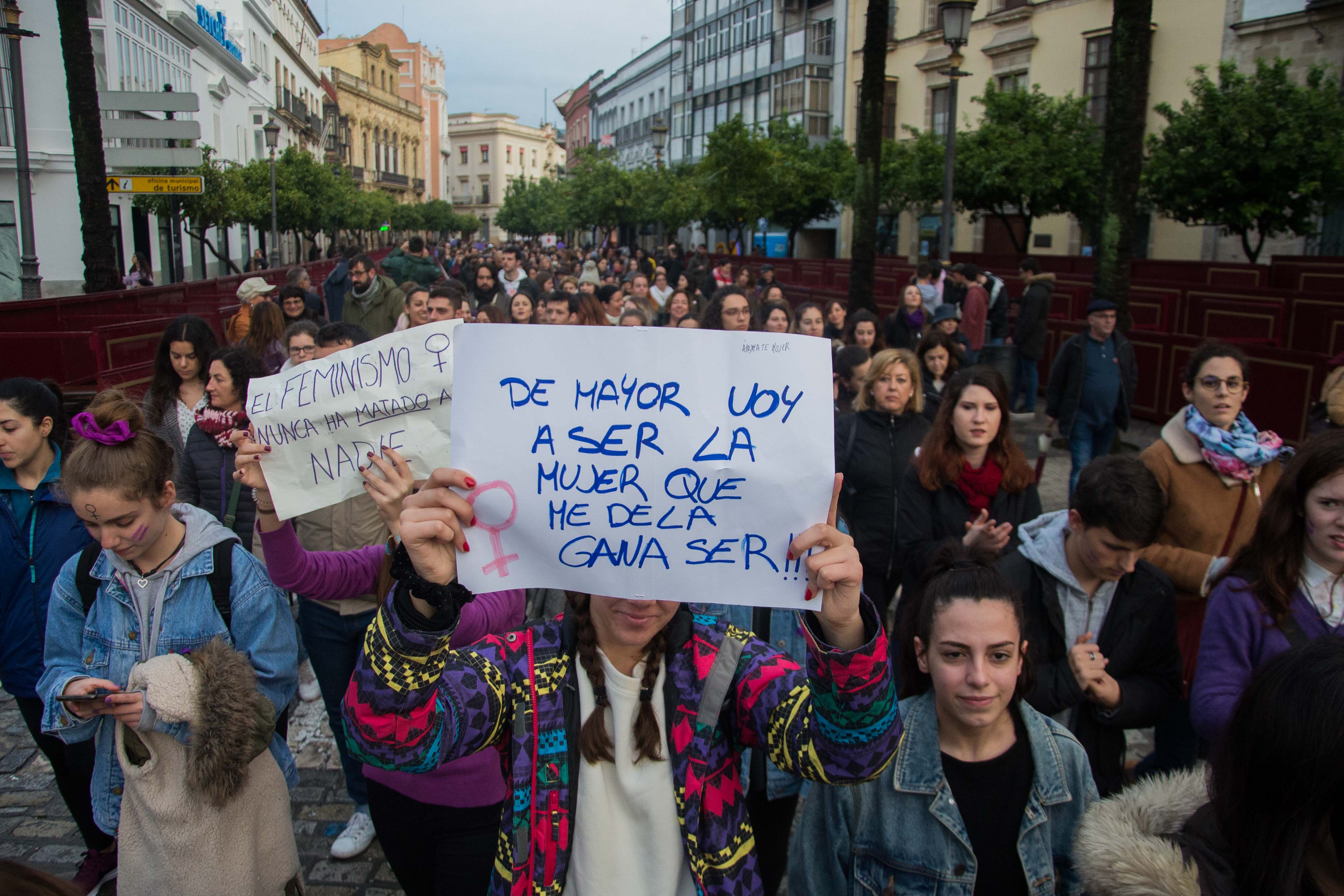 Una mujer sujetando un cartel durante la histórica marcha del pasado #8M en Jerez.  MANU GARCÍA