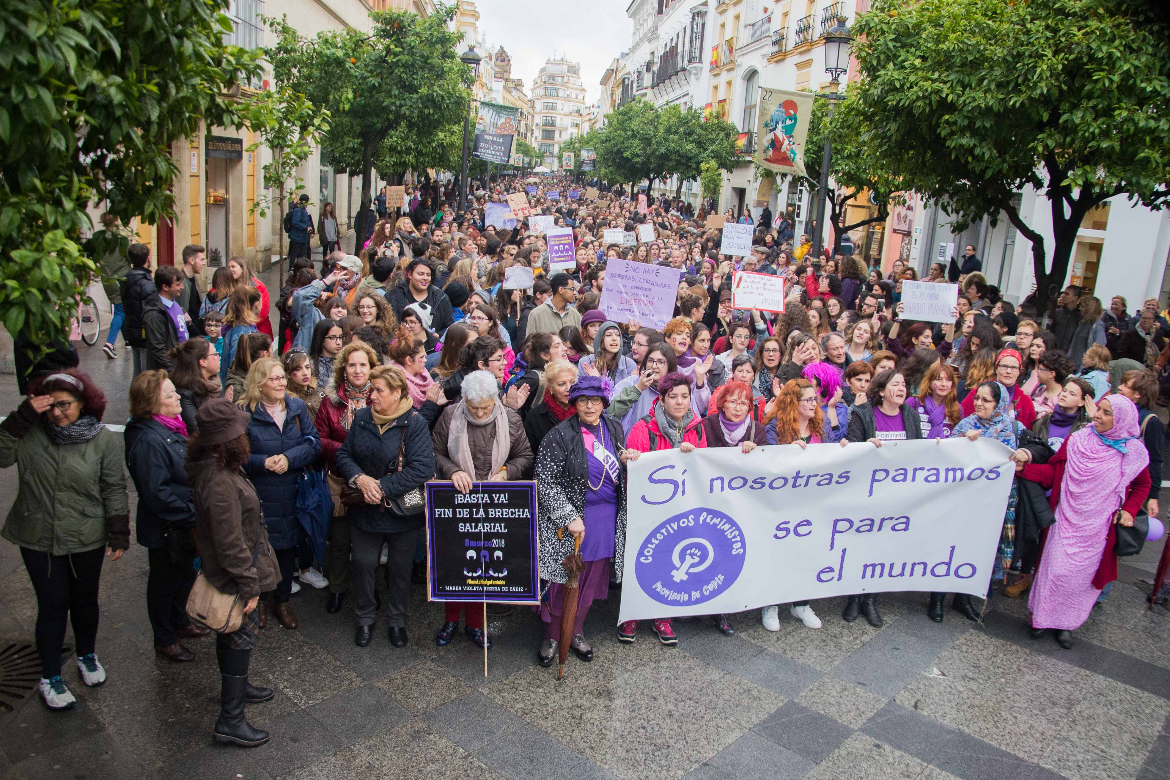 Una imagen de la marcha feminista del #8M de 2018 en Jerez. FOTO: MANU GARCÍA. 