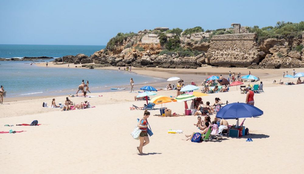 La playa de La Muralla, en Puerto Sherry, en días pasados. FOTO: JUAN CARLOS TORO