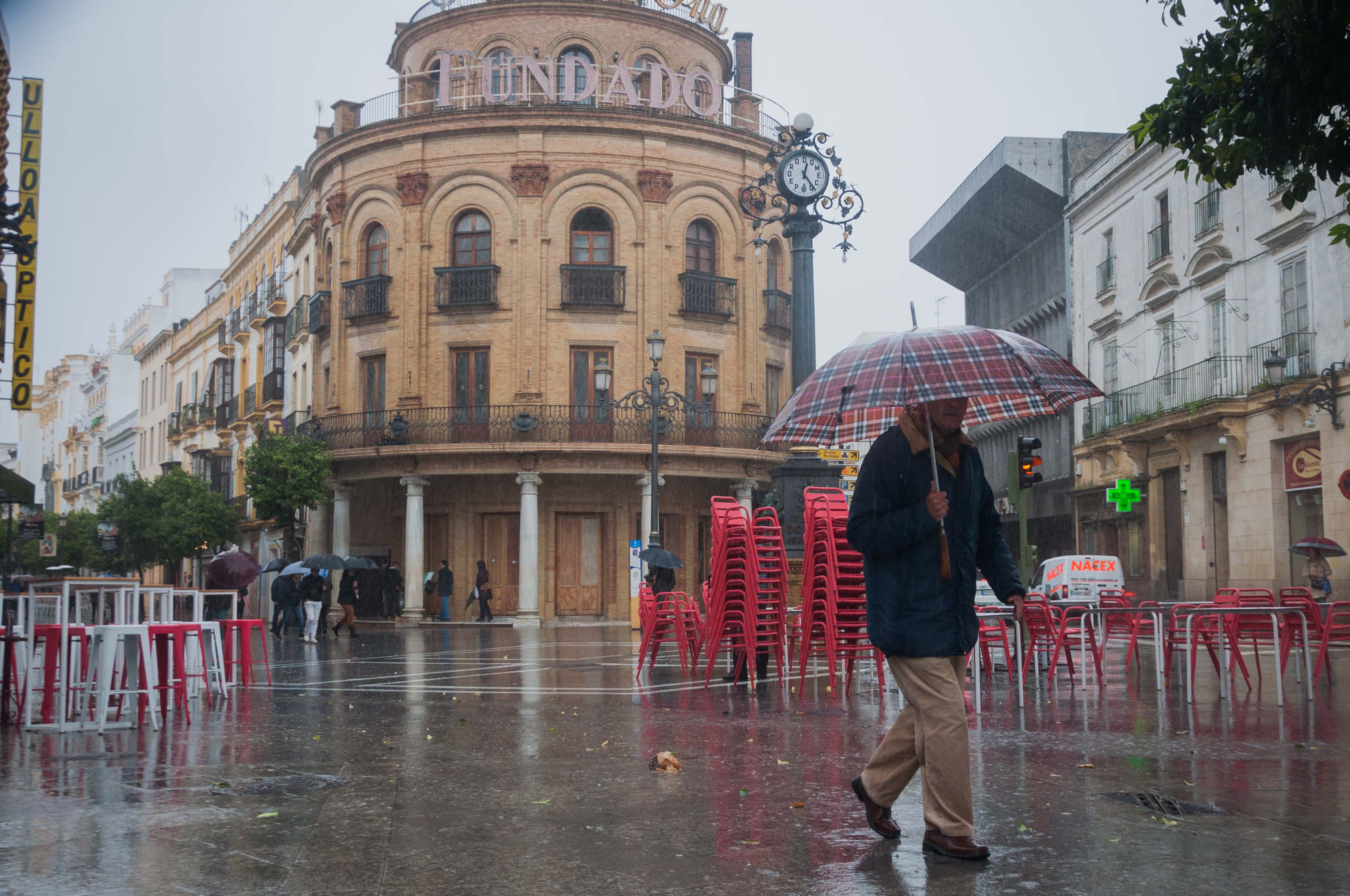 Un día de lluvia en Jerez. FOTO: MANU GARCÍA.