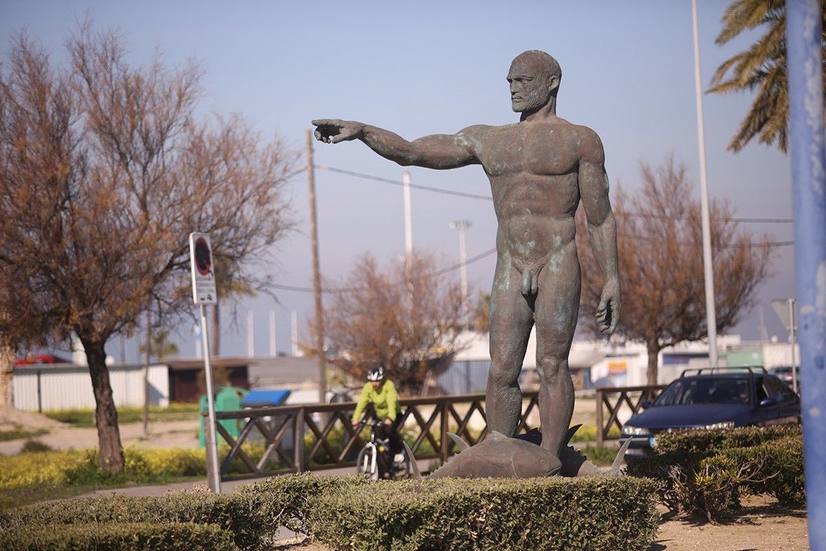 La estatua de bienvenida de Sancti Petri, en Chiclana, en una imagen de archivo.