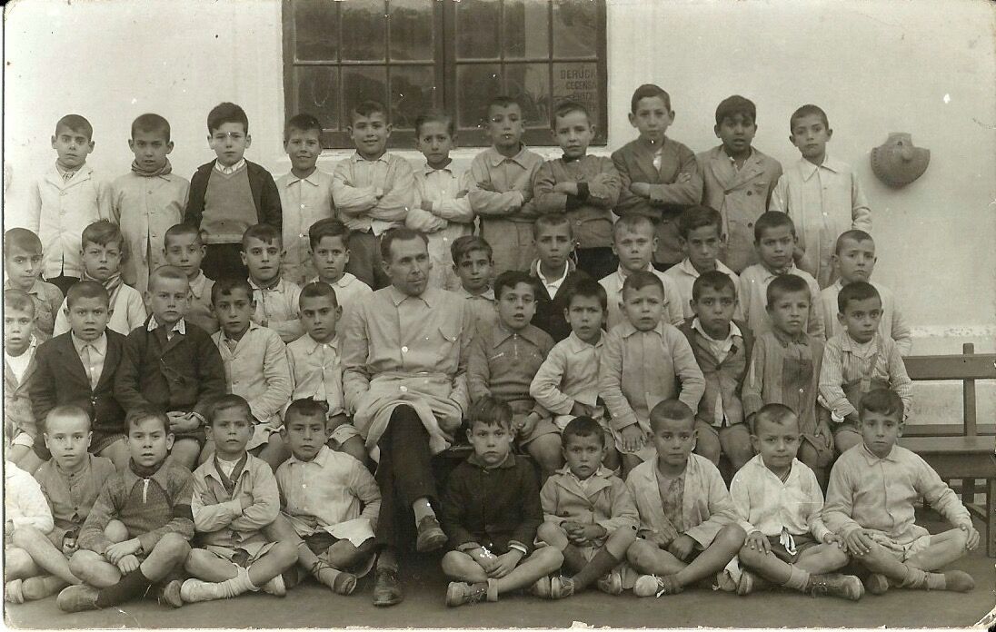 El maestro Antonio Gálvez Jiménez, junto a sus alumnos, en una foto cedida por el autor del libro.