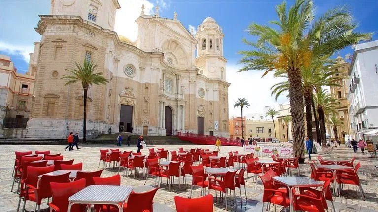 Terraza en la Plaza de la catedral de Cádiz.