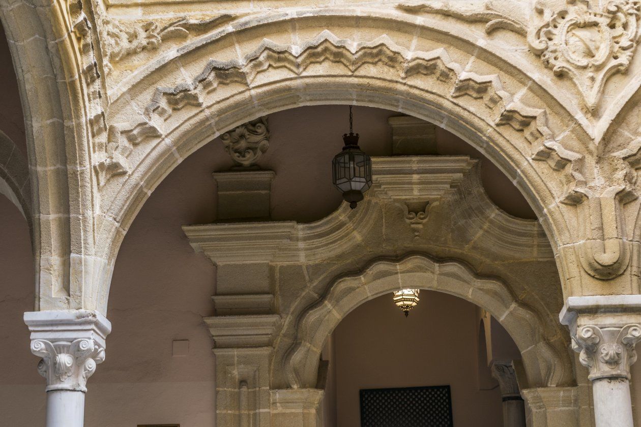 Arcos del patio del palacio de Pemartín. FOTO: PACO URRI