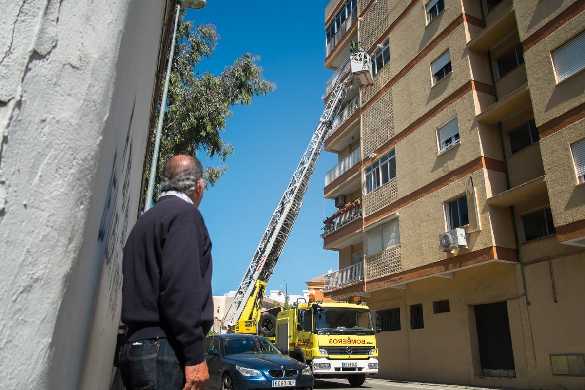 Un hombre observa un camión de bomberos, en una imagen reciente. FOTO: MANU GARCÍA.