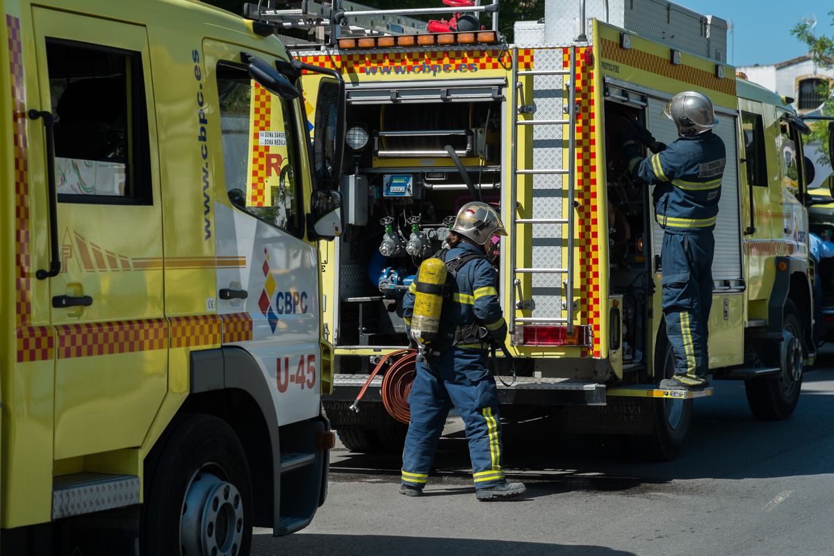 Bomeros actuando, en una imagen de archivo. FOTO: MANU GARCÍA. 
