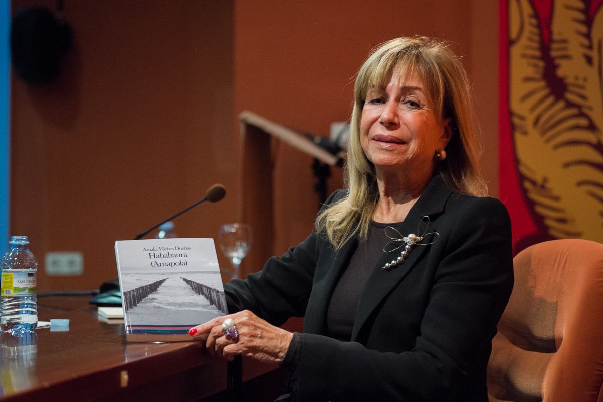Amalia Vilches Dueñas, con su libro de relatos en la Fundación Caballero Bonald, días atrás. FOTO: MANU GARCÍA. 