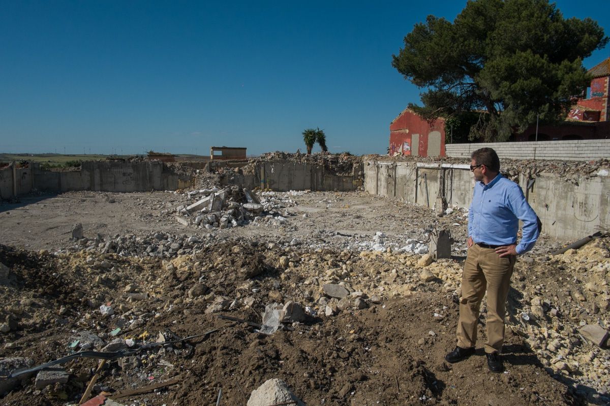 Javier Ricoy, activista de Ecologistas en Acción El Puerto, junto a las ruinas de Las Beatillas. FOTO: MANU GARCÍA. 