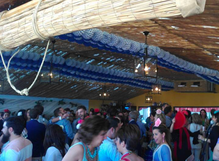 El interior de la caseta Amigos del Cañizo, en una pasada Feria. FOTO: SALVADOR LEÓN RODRÍGUEZ.