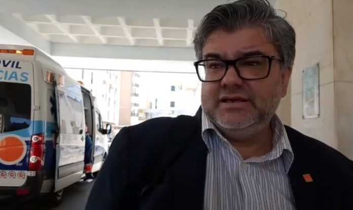 Pedro Mejías, a las puertas de Urgencias tras la agresión sufrida en Cádiz.