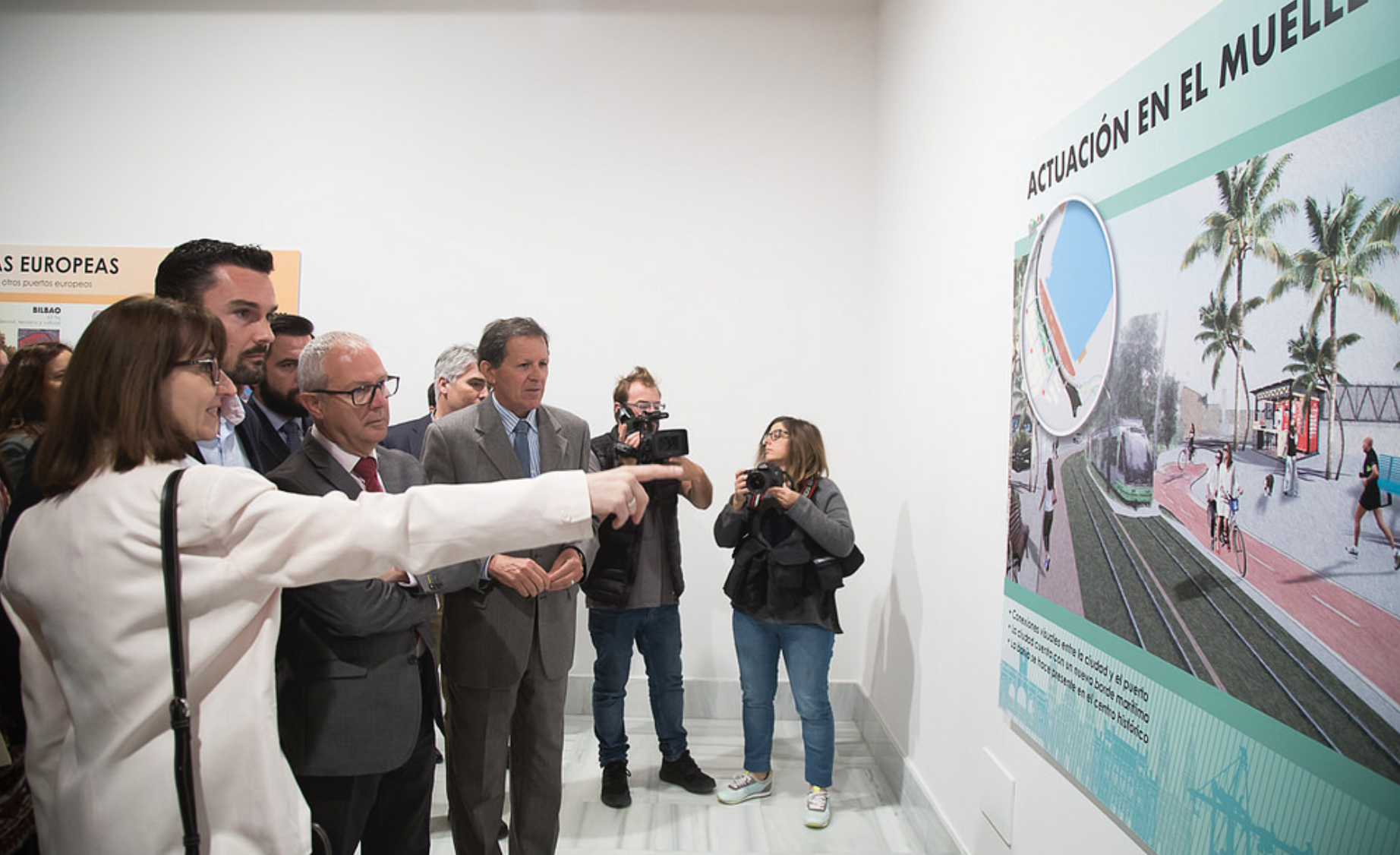 Vila y Belizón, durante la visita a los paneles con las propuestas para la integración urbanística de El Puerto y la capital gaditana. FOTO: Autoridad Portuaria de la Bahía de Cádiz.