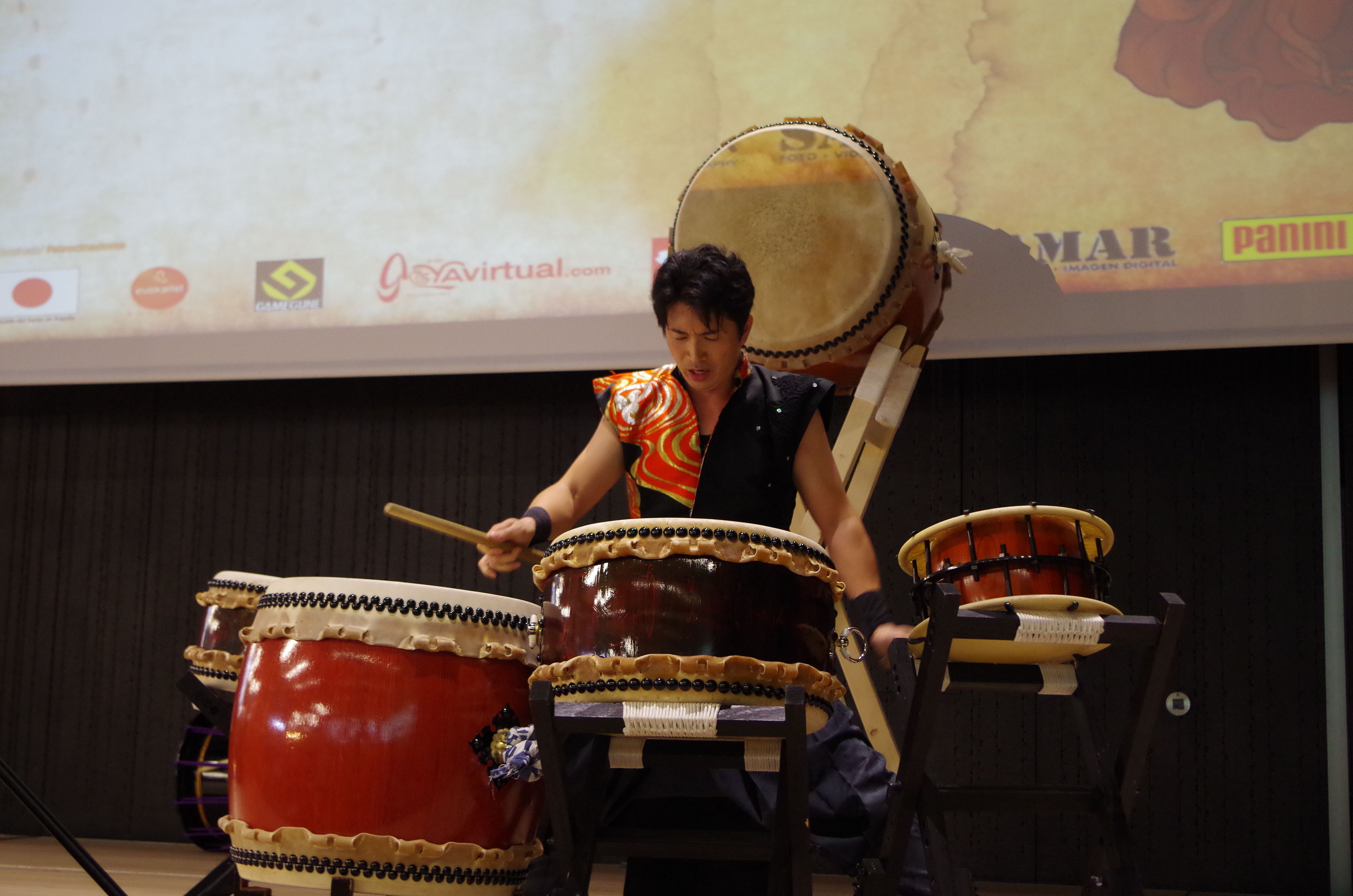 Una muestra musical tradicional de tambores japoneses.