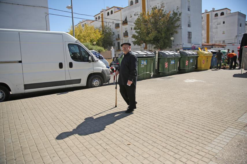 Un hombre caminando por el barrio de La Plata. FOTO: JUAN CARLOS TORO.