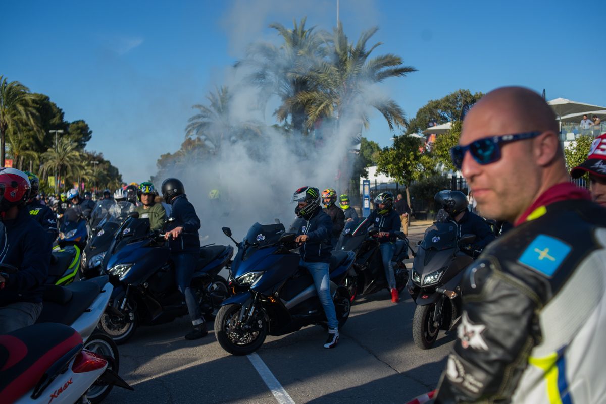Un motero, quemando goma en la avenida Álvaro Domecq. FOTO: MANU GARCÍA