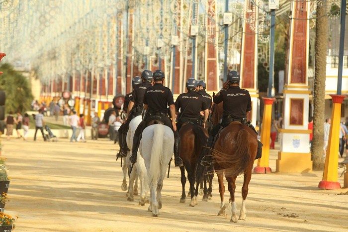 Agentes de la Policía Nacional, patrullando a caballo en el Real de la Feria, en una imagen de archivo.