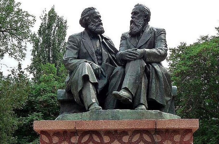 Estatua de Marx y Engels.