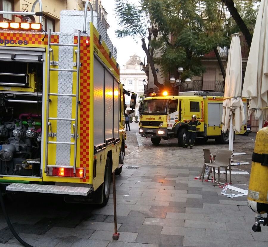 Bomberos en calle Consistorio.