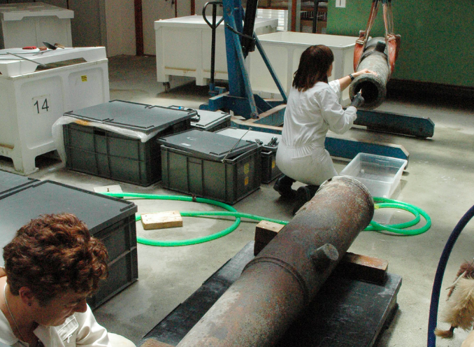 Trabajos de recuperación de dos cañones, en el Centro de Arqueología Subacuática. FOTO: CENTRO DE ARQUEOLOGÍA SUBACUÁTICA.