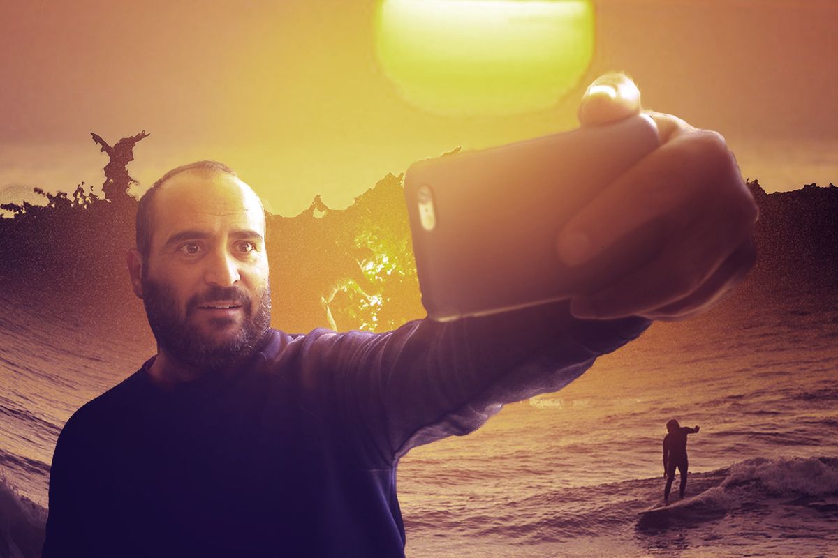 Juan Carlos Toro, responsable de Fotografía de lavozdelsur.es, haciéndose un 'selfie' en la costa gaditana.