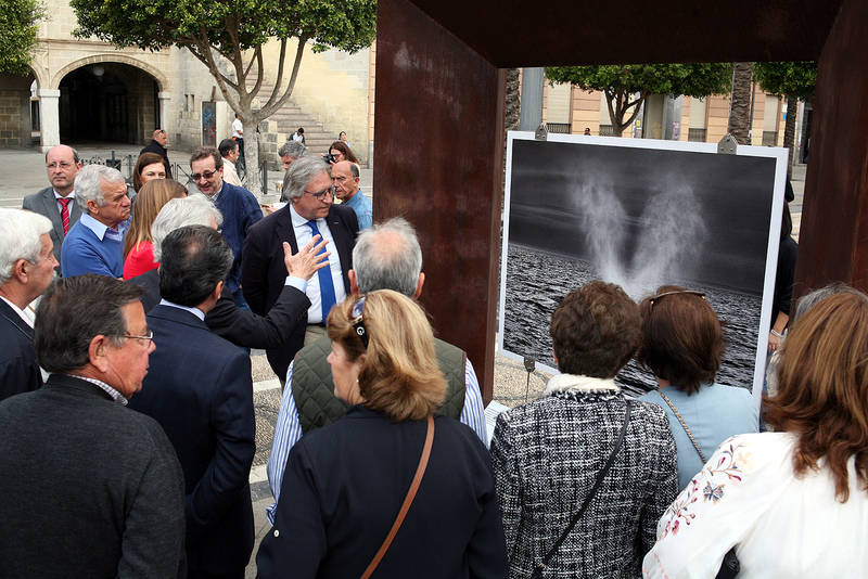 Un momento de la inauguración de la exposición de Salgado en la plaza del Arenal.