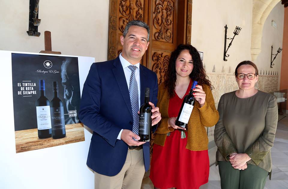 El alcalde, Javier Ruiz Arana; Laura López, de Bodegas El Gato; y la delegada de Comercio, Encarnación Niño.