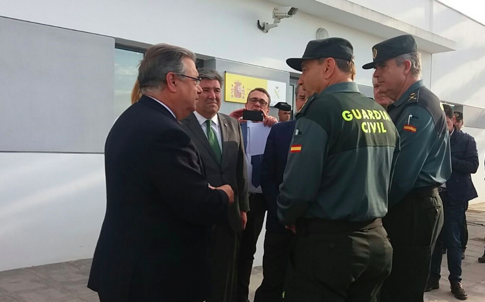 El ministro del Interior, Juan Ignacio Zoido, conversando con agentes de la Guardia Civil, en Chipiona.