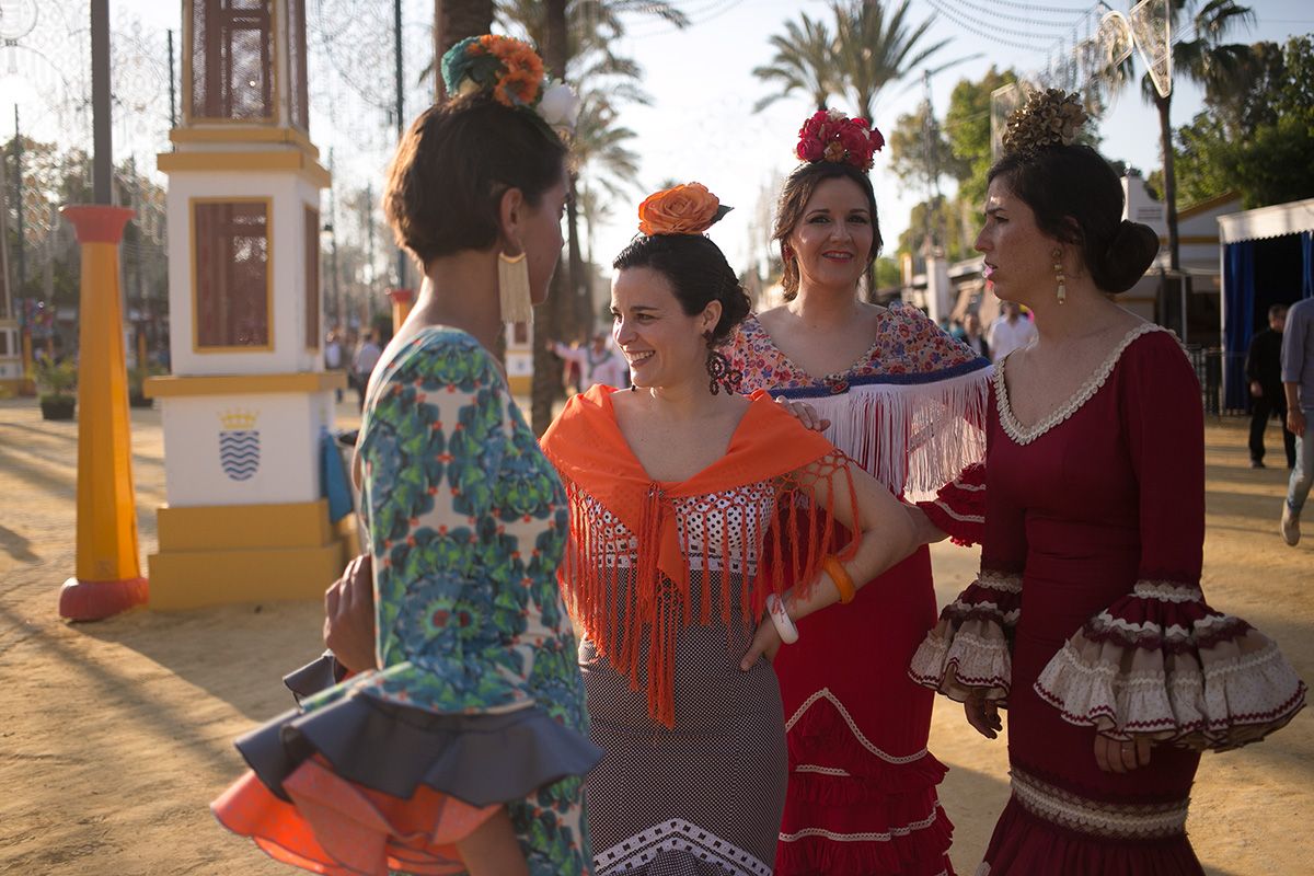 Mujeres vestidas con trajes de flamenca en una pasada Feria del Caballo. FOTO: MANU GARCÍA. 