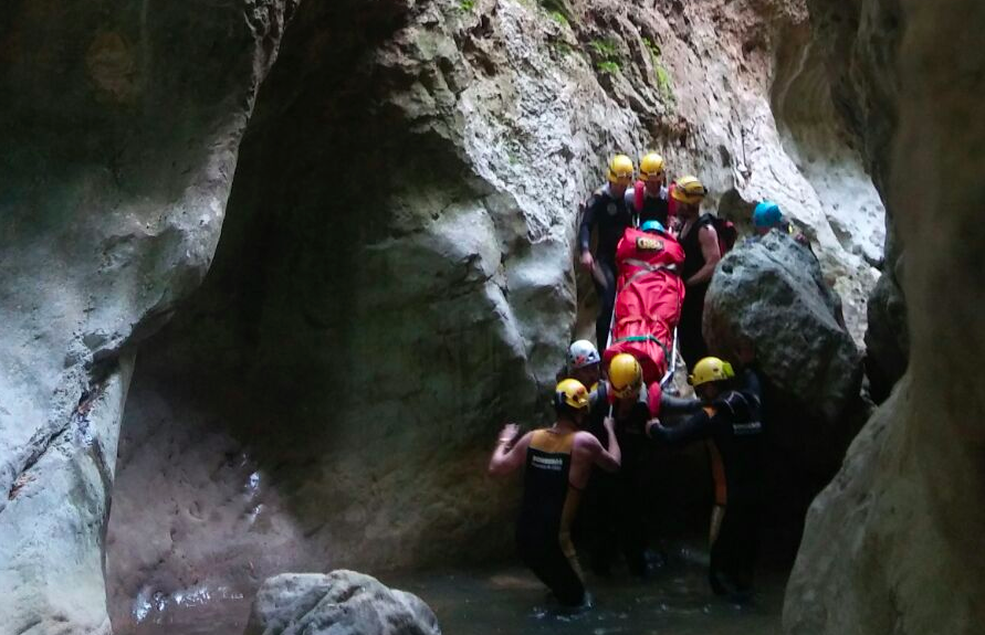 Un momento del traslado del herido, en plena Garganta Verde.