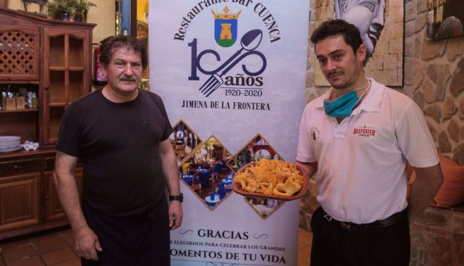 Los Cuenca, en su restaurante. FOTO: MANU GARCÍA