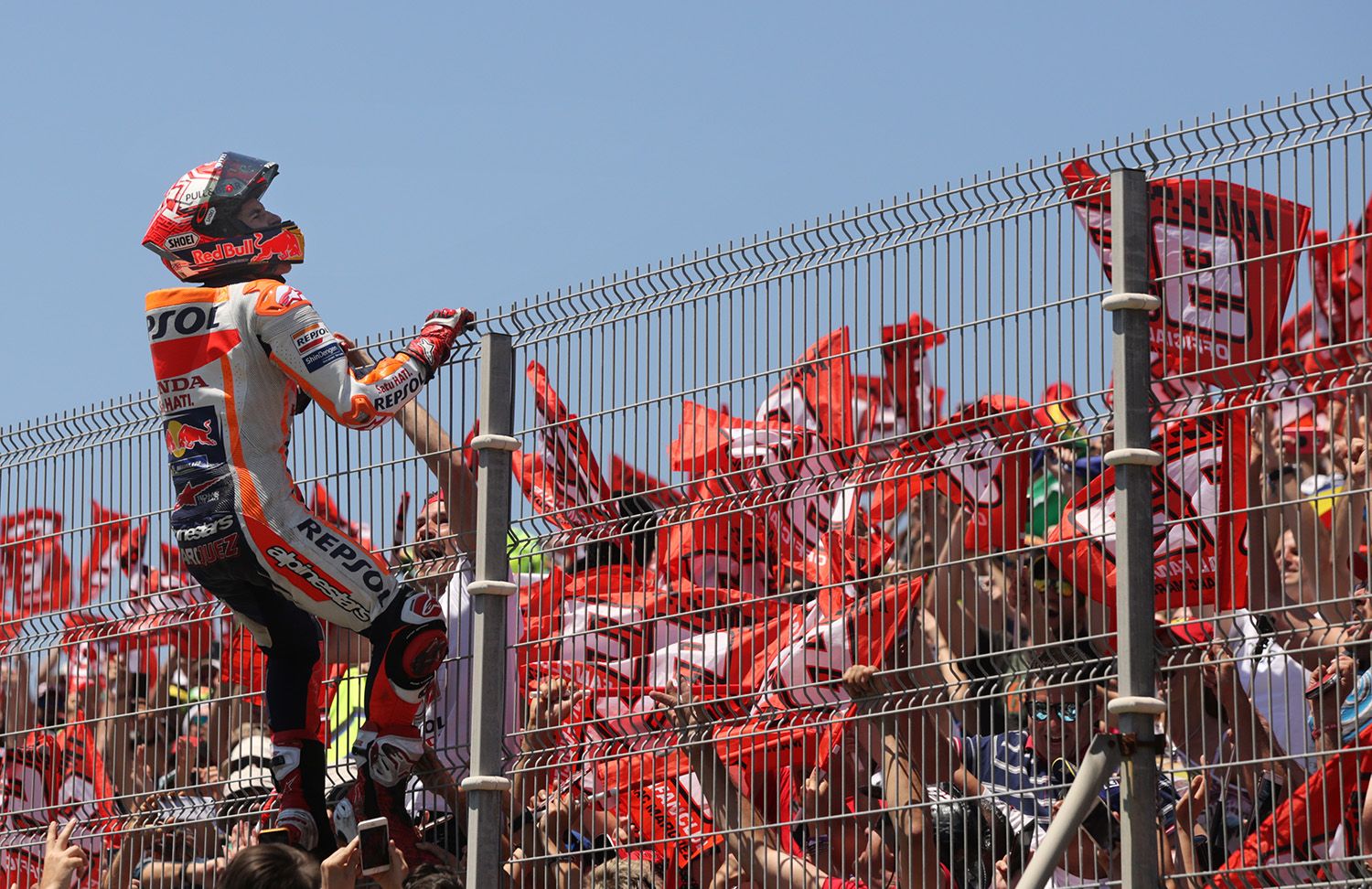 Márquez subido a la valle celebrando la victoria en el GP del Gran Premio de España.      JUAN CARLOS TORO