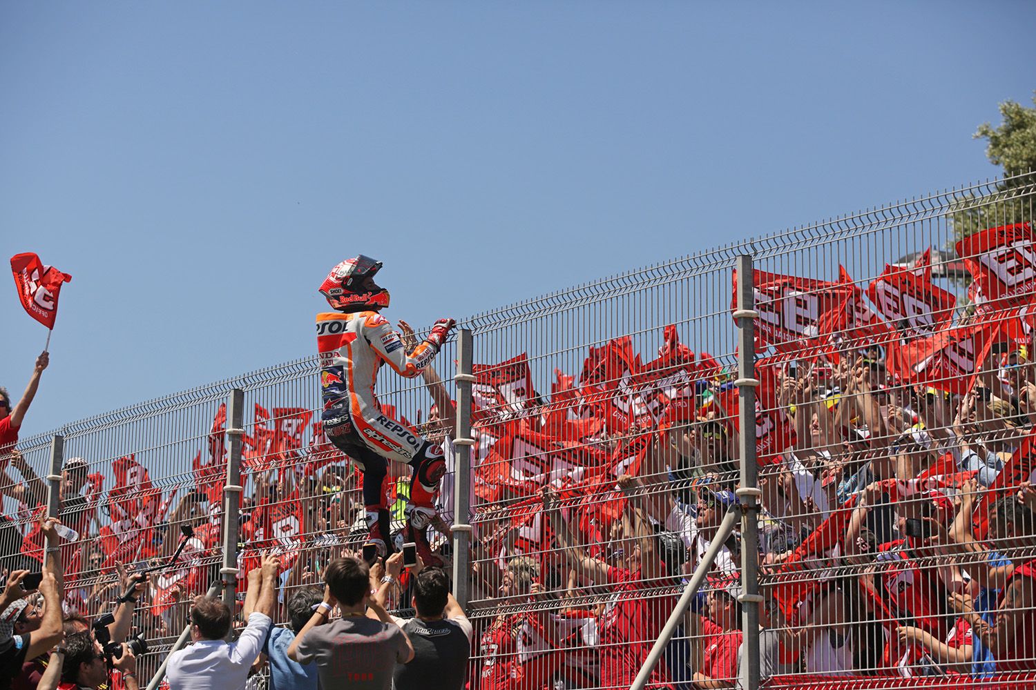 Marc Márquez celebrando una victoria en el circuito de Jerez Ángel Nieto.