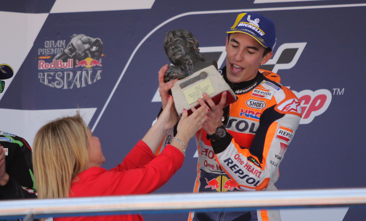 La alcaldesa Mamen Sánchez, entregando un premio a Marc Márquez. FOTO: JUAN CARLOS TORO