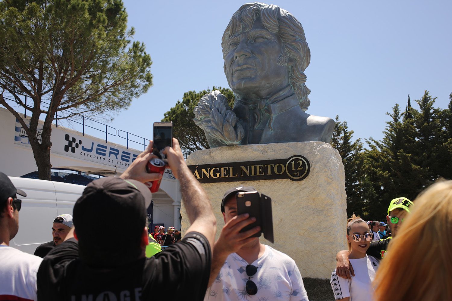 Aficionados hacen cola para echarse fotos con el busto de Ángel Nieto. FOTO: JUAN CARLOS TORO.