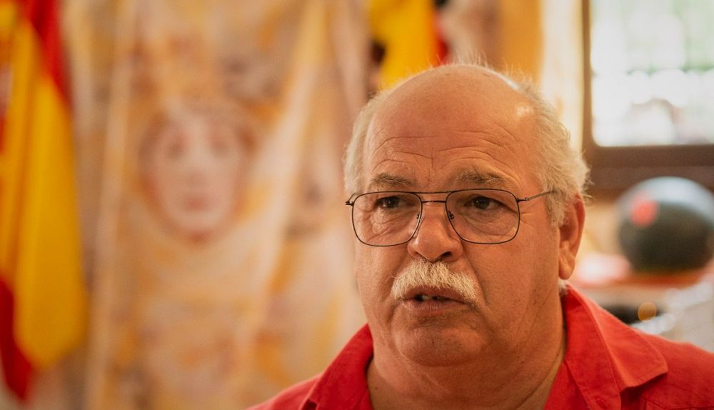 Lugo, con la Virgen del Rocío, detrás, durante la entrevista. FOTO: MANU GARCÍA