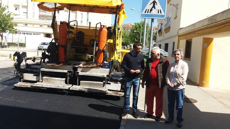 José Antonio Díaz, junto a Paco Flores, tras los primeros trabajos de reasfaltado de la barriada.