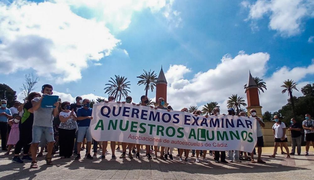 Manifestación de autoescuelas de la provincia por la falta de examinadores. CANDELA NÚÑEZ
