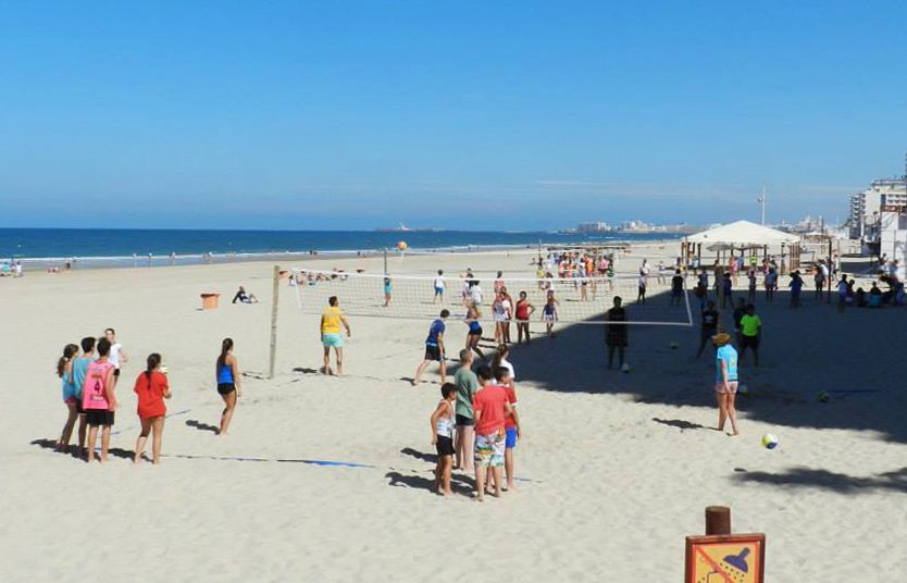 La playa de la Victoria  de Cádiz en una fotografía de archivo.