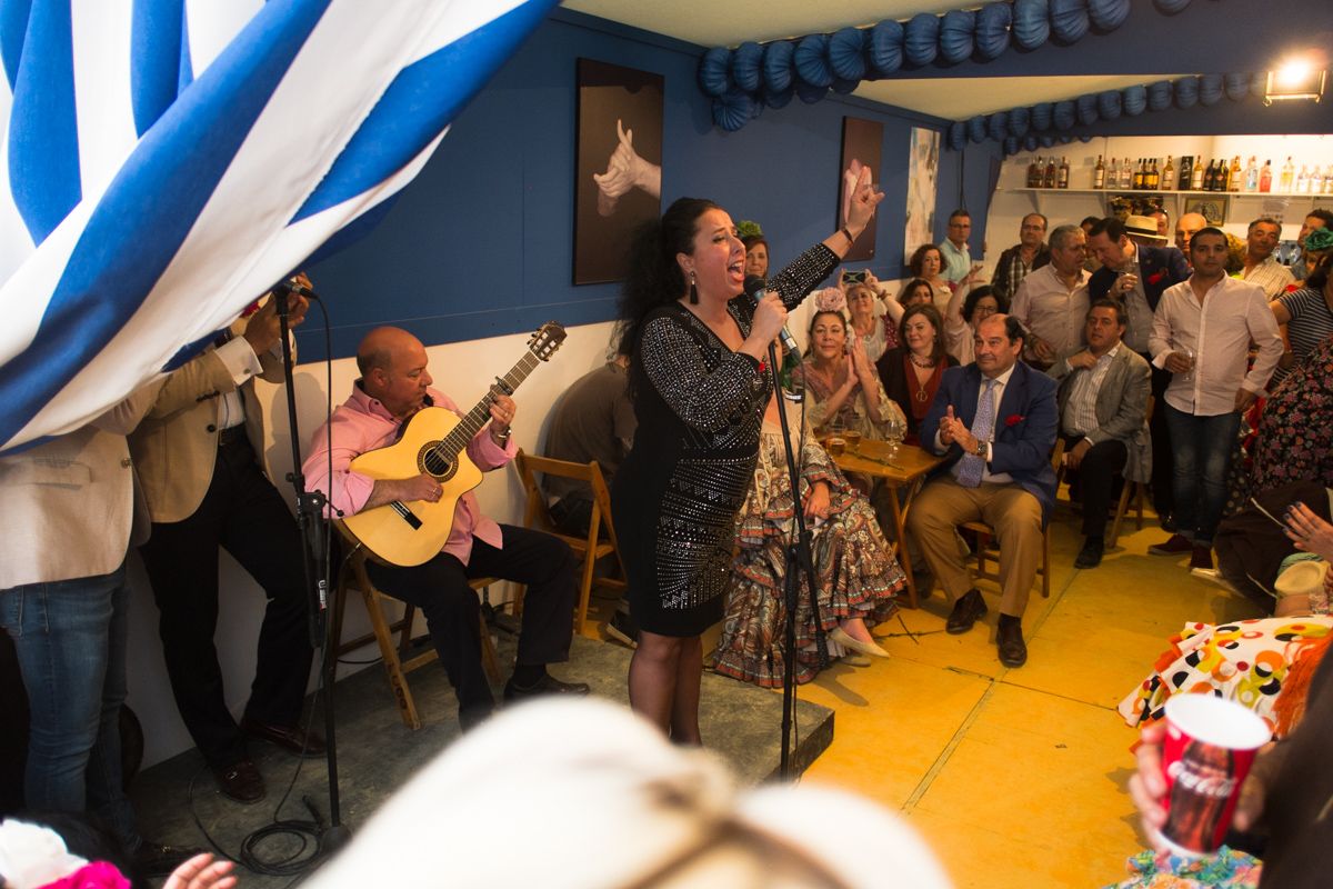 Eva Rubichi, actuando en la caseta de la peña La Bulería, el pasado lunes de Feria. FOTO: MANU GARCÍA.