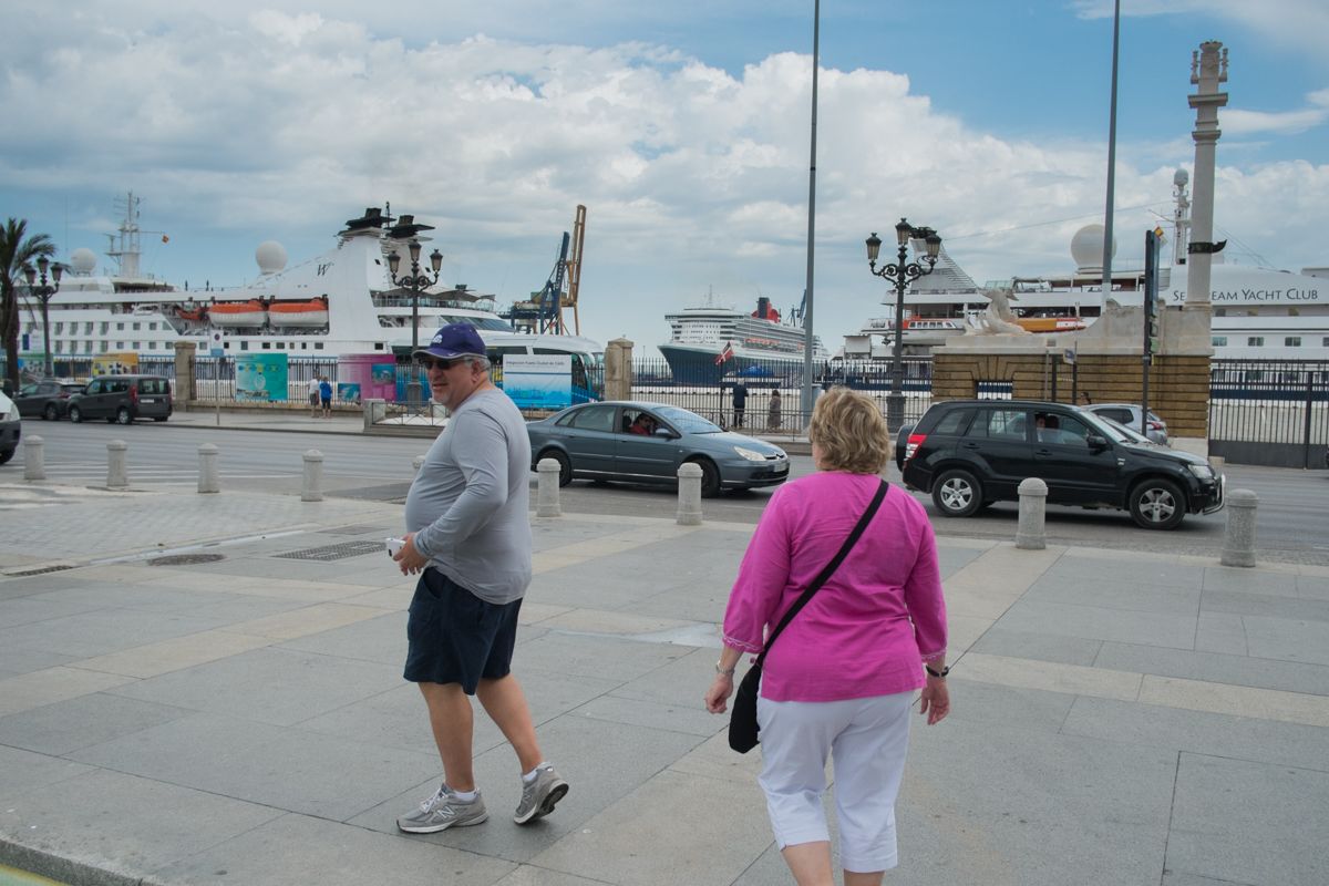 Turistas en Cádiz, con el puerto al fondo, en una imagen de archivo, FOTO: MANU GARCÍA