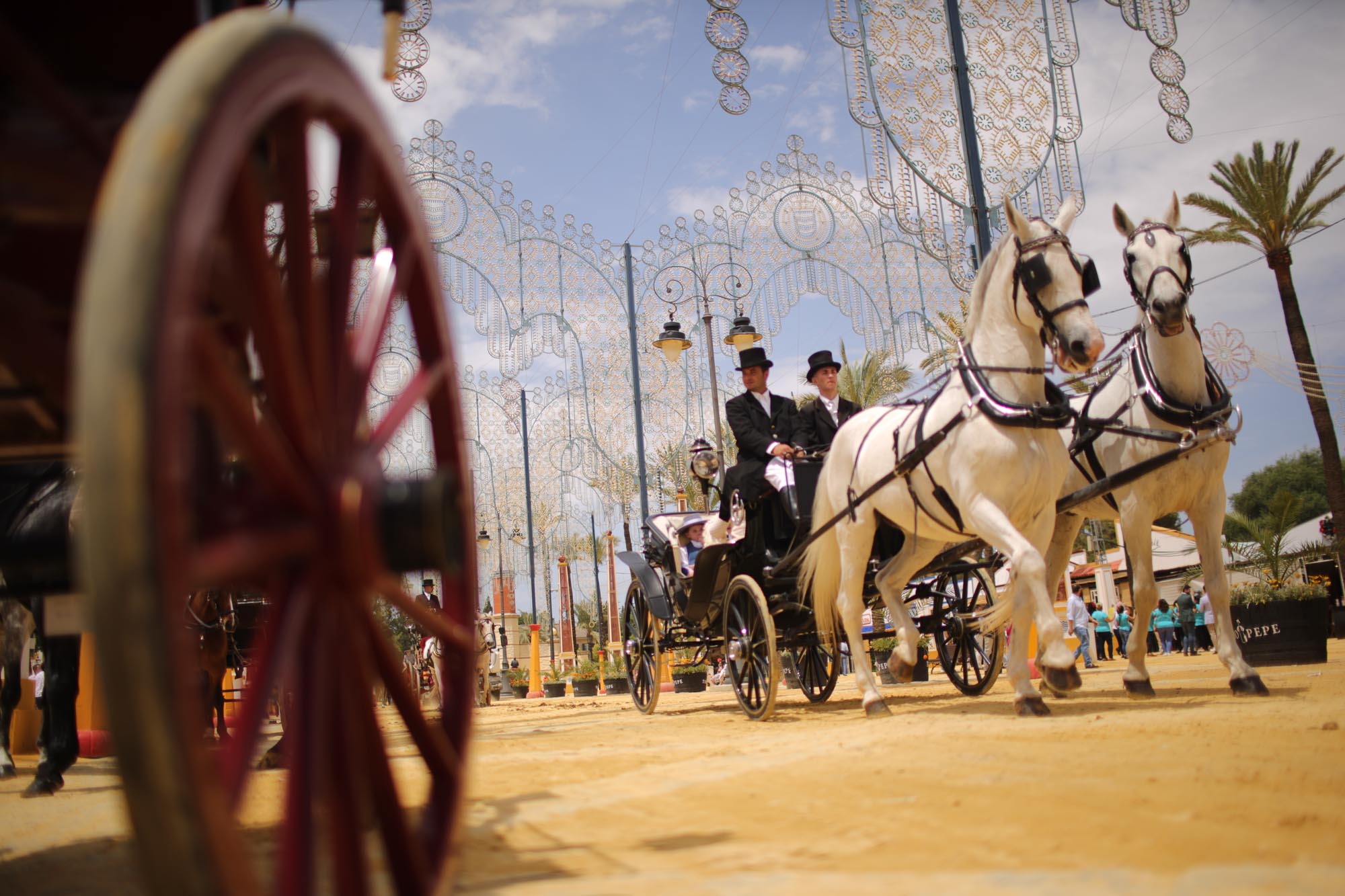 Un coche de caballos, por el Real de la Feria del Caballo de 2019.