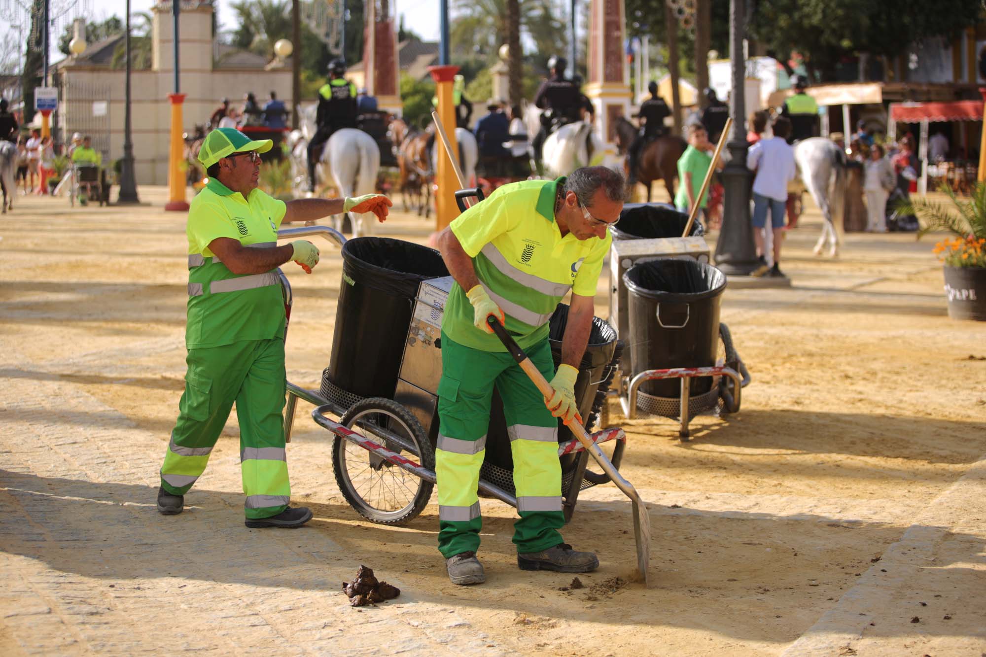Empleados de Urbaser en la pasada Feria del Caballo. FOTO: JUAN CARLOS TORO.